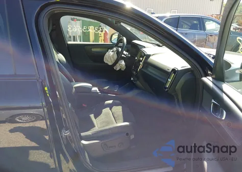 2021 Volvo Xc40 T5 R-Design z USA, uszkodzony, nr VIN YV4162UM3M2576085